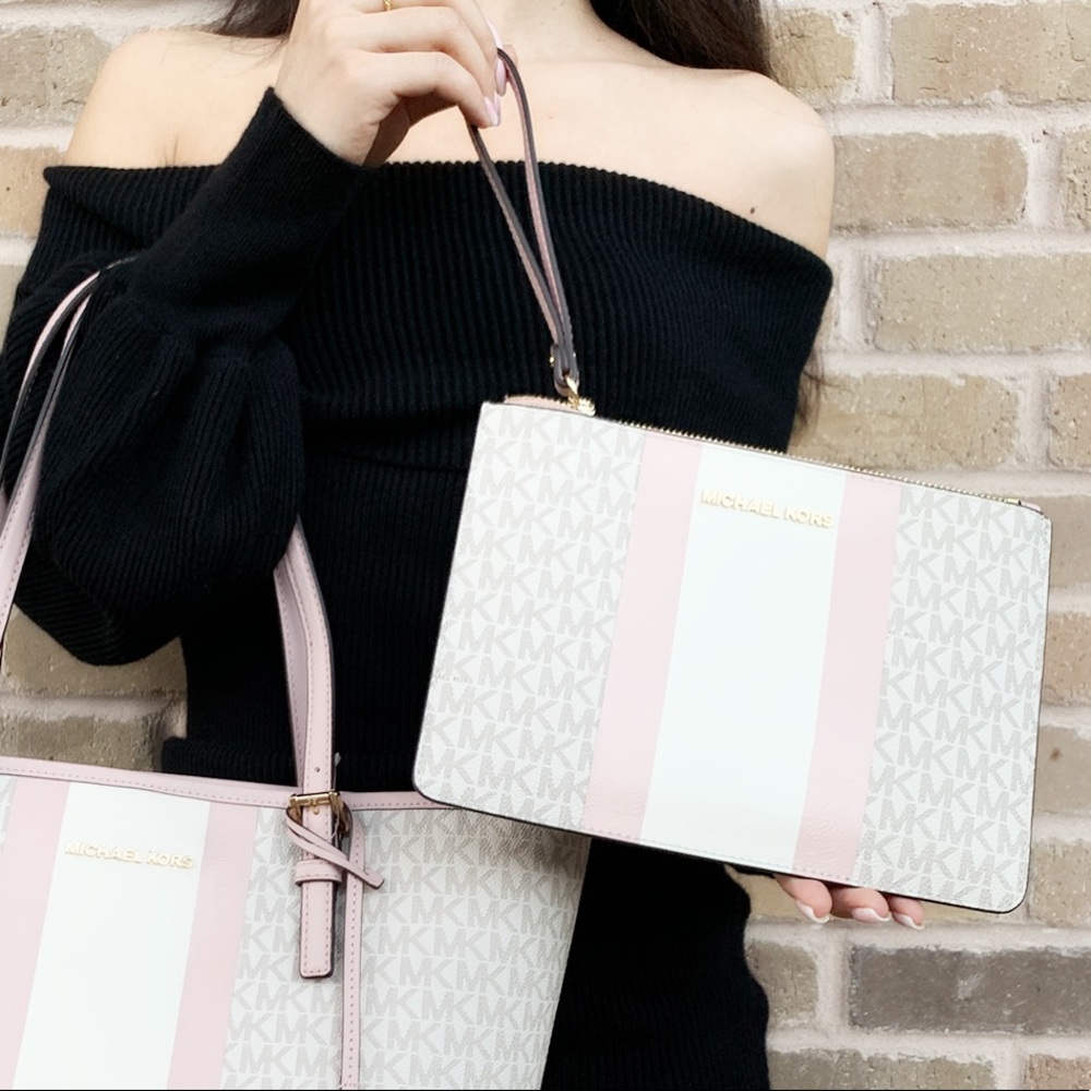 SALE‼️Michael Kors Pouch Signature MK vanilla pink - Picture 2 of 6